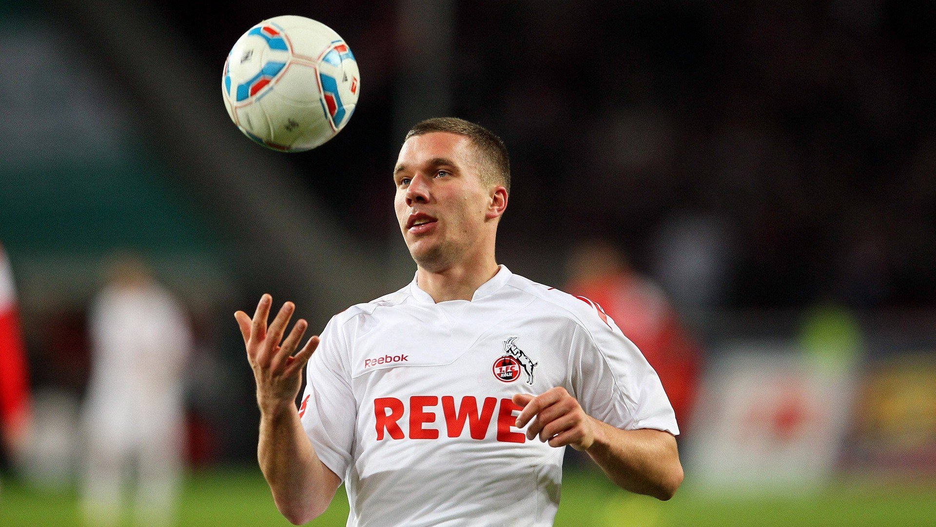 中国足球俱乐部营销创新,球迷互动频繁,足球俱乐部的运营模式分析