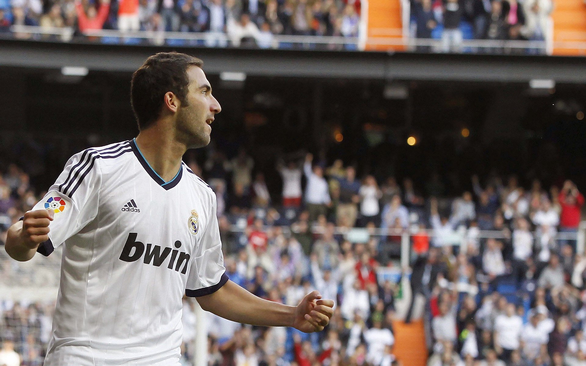 法国大将在场上展现霸气，赢得对阵北马其顿的胜利，法国主帅